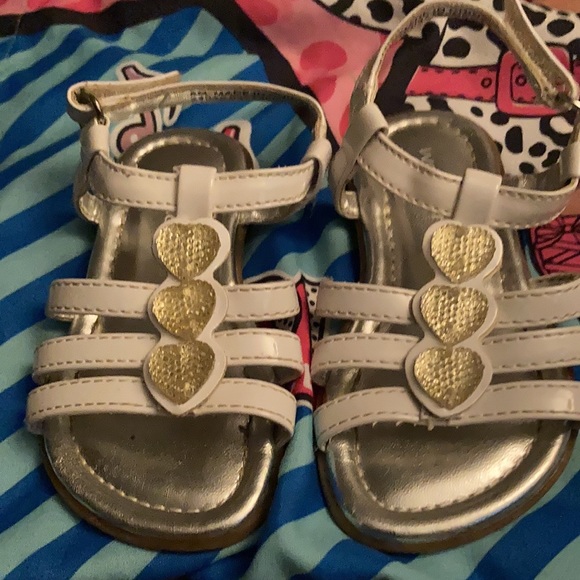 Girls sandals with golden hearts - Picture 2 of 2
